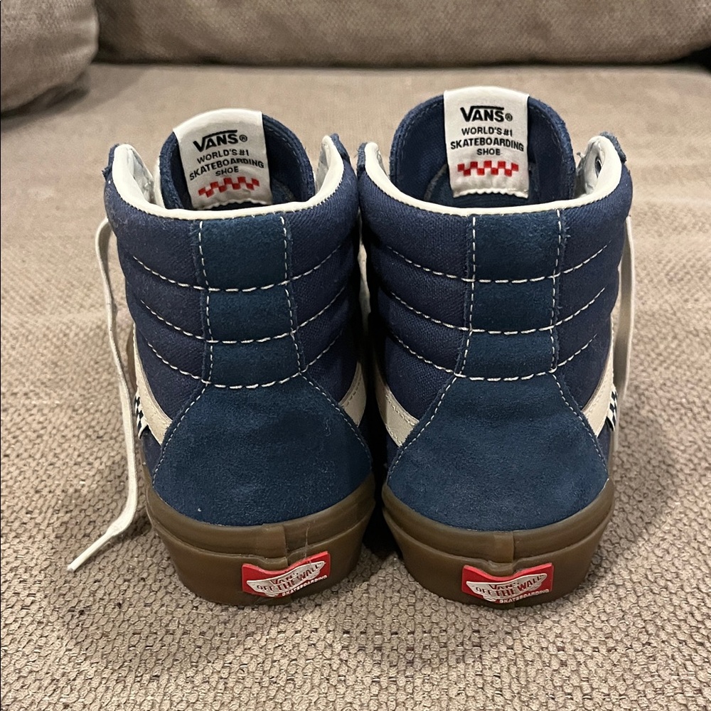 Vans Skate Sk8-Hi high-top sneakers in Navy with a gum sole. - Picture 4 of 7